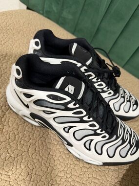 Nike Air Max Plus Drift
White Black Metallic Silver
